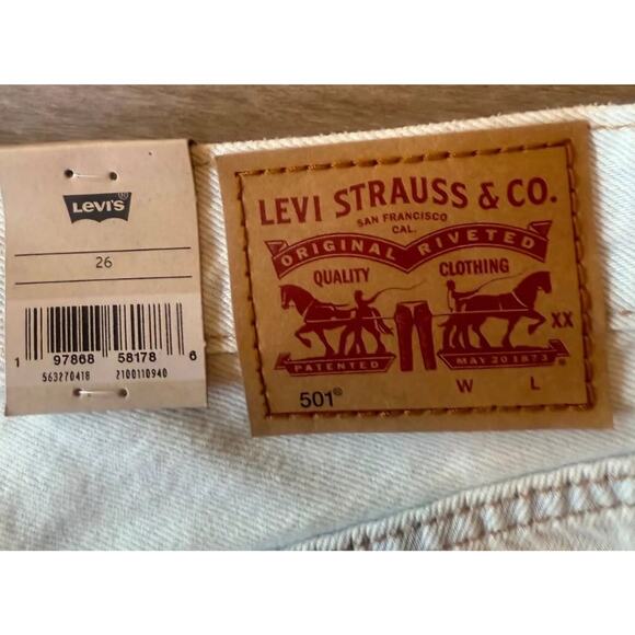 Levi's Jean Shorts Woemns 26 White Denim 5 Pockets Red Tab Cut Off Distressed - Picture 11 of 13